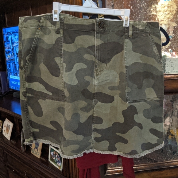 Camiflog skirt size 18 (#11) - Picture 3 of 8